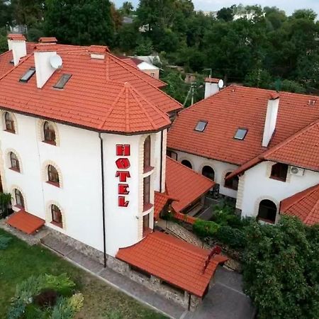 Maestro Hotell Ostroh Eksteriør bilde