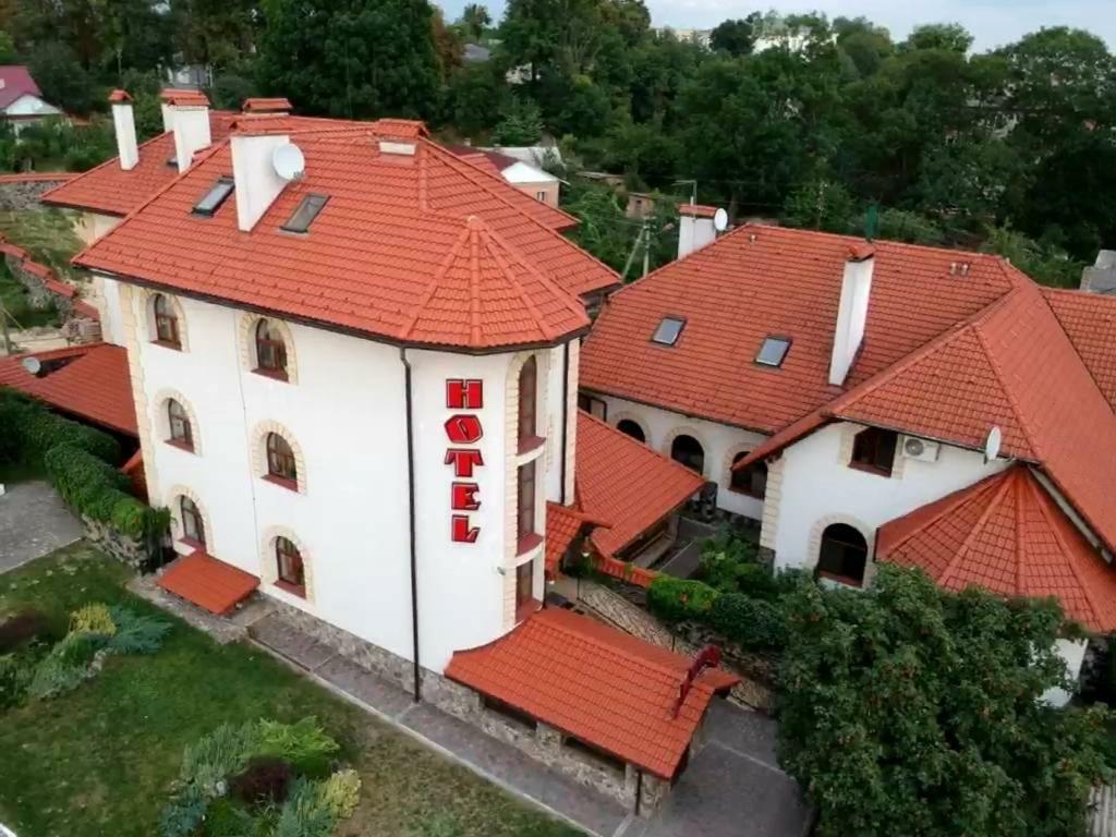 Maestro Hotell Ostroh Eksteriør bilde