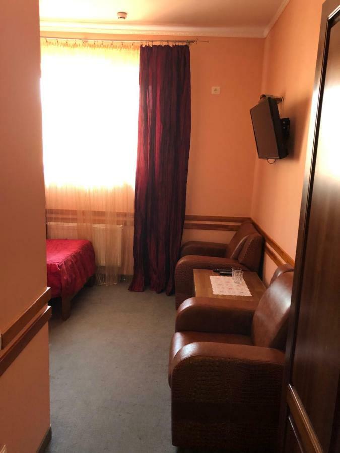Maestro Hotell Ostroh Eksteriør bilde